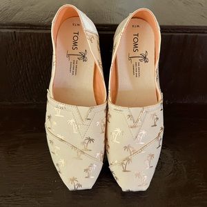 Tom’s Palm Tree Peach & Gold Slip-ons Size 7.5m